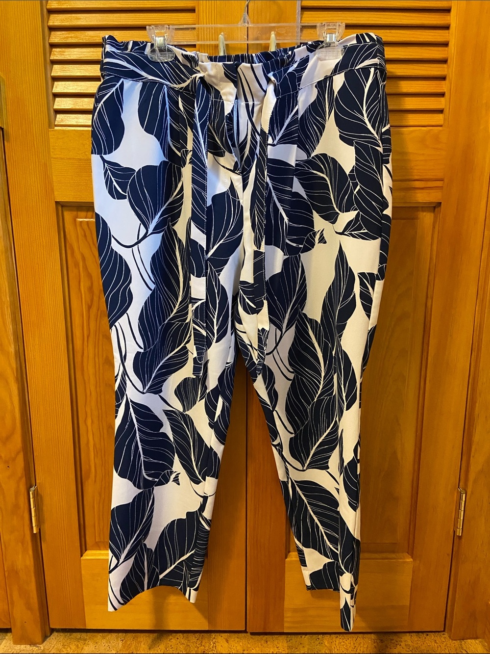 Liz Claiborne Navy Leaf-Print Cropped Pull-On Pants